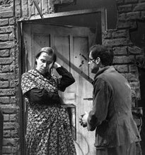 Lade das Bild in den Galerie-Viewer, Draußen vor der Tür