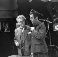 Lade das Bild in den Galerie-Viewer, Draußen vor der Tür