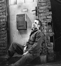 Lade das Bild in den Galerie-Viewer, Draußen vor der Tür