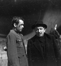 Lade das Bild in den Galerie-Viewer, Draußen vor der Tür