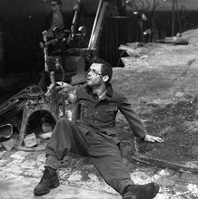 Lade das Bild in den Galerie-Viewer, Draußen vor der Tür