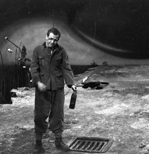 Lade das Bild in den Galerie-Viewer, Draußen vor der Tür