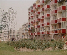 Lade das Bild in den Galerie-Viewer, Die DDR In Originalaufnahmen-DDR Plattenbau
